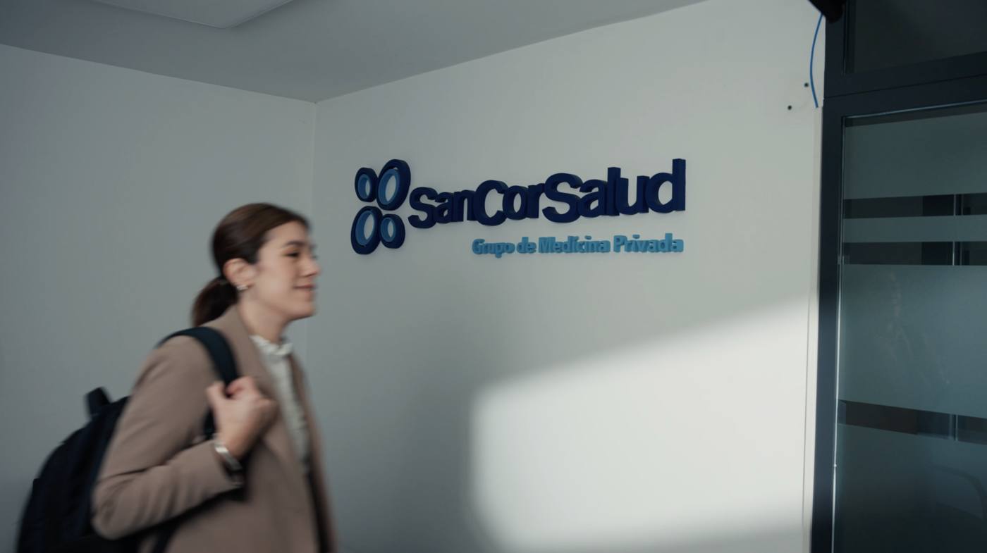 Laura Pellegrinet llegando a las oficinas de SanCor Salud